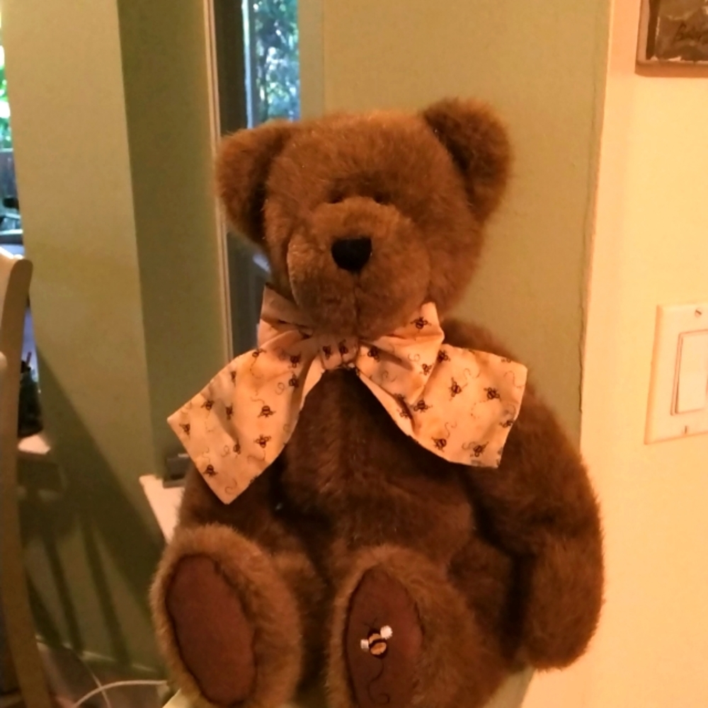 Pair of Boyd bears one with tag 17 inch and 10 inch